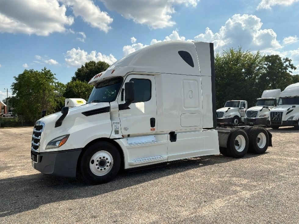 Sleeper Tractor-Heavy Duty Tractors-Freightliner-2020-T12664ST-Montgomery-AL-436,289\n\t\tmiles-$ 65,500 - Image 3
