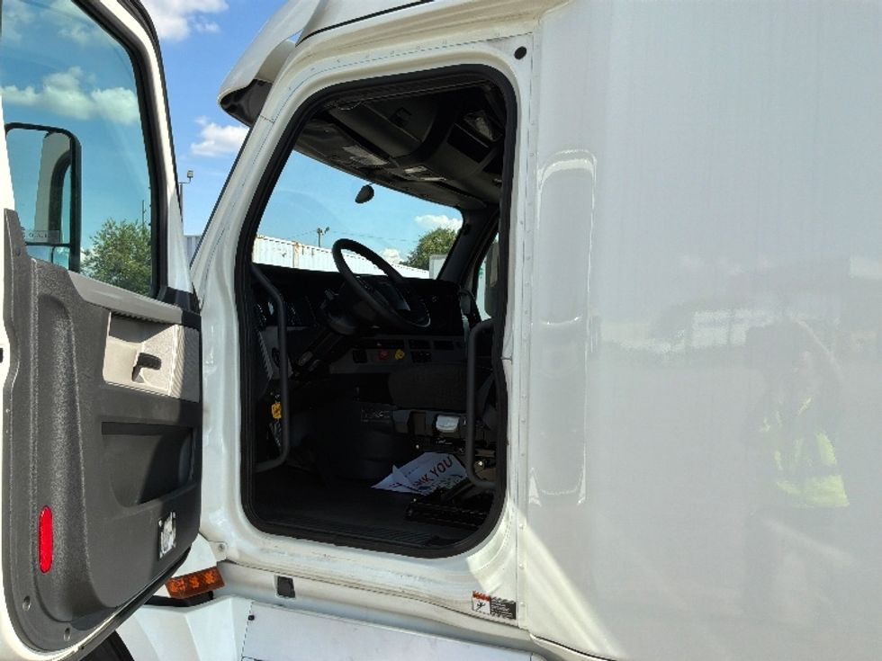 Sleeper Tractor-Heavy Duty Tractors-Freightliner-2020-T12664ST-Montgomery-AL-436,289\n\t\tmiles-$ 65,500 - Image 9
