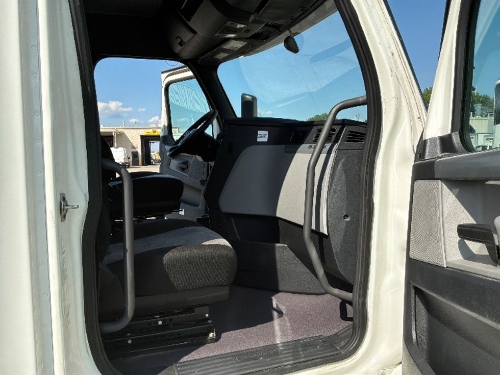 Sleeper Tractor-Heavy Duty Tractors-Freightliner-2020-T12664ST-Montgomery-AL-451,364\n\t\tmiles-$ 70,000 - Image 12