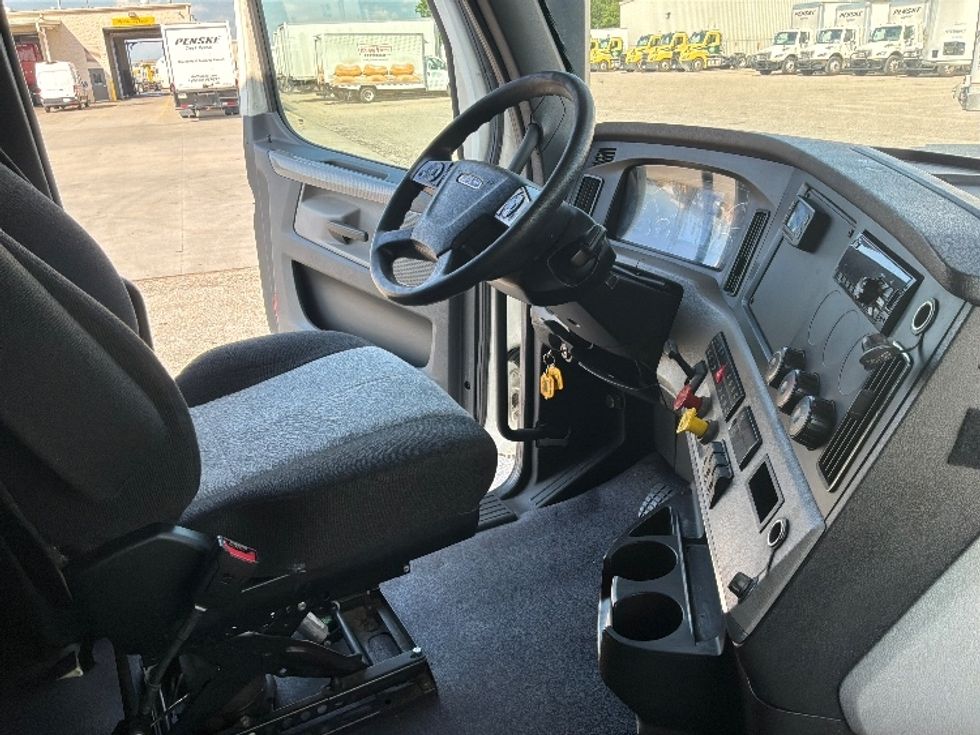 Sleeper Tractor-Heavy Duty Tractors-Freightliner-2020-T12664ST-Montgomery-AL-451,364\n\t\tmiles-$ 70,000 - Image 14