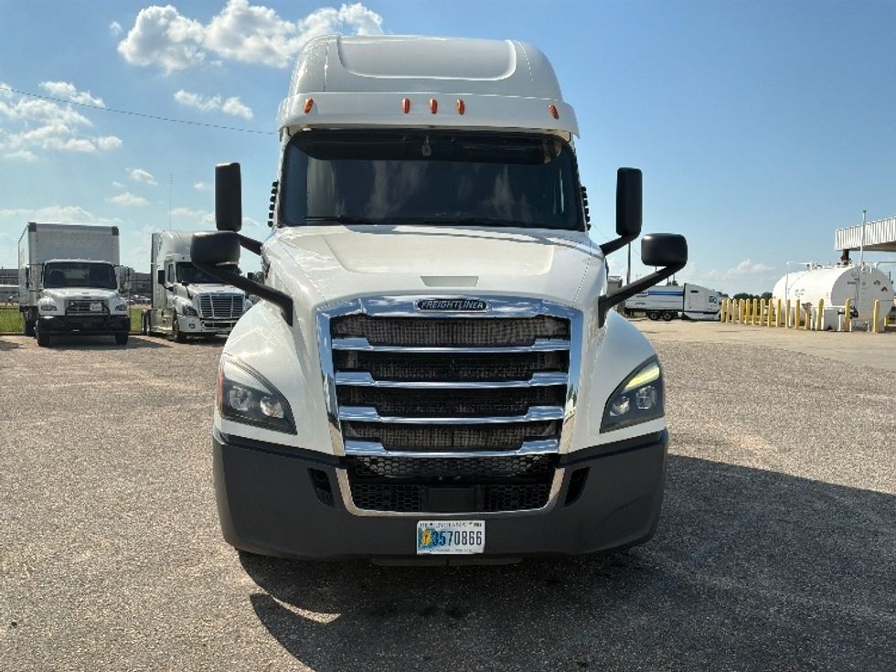 Sleeper Tractor-Heavy Duty Tractors-Freightliner-2020-T12664ST-Montgomery-AL-451,364\n\t\tmiles-$ 70,000 - Image 2