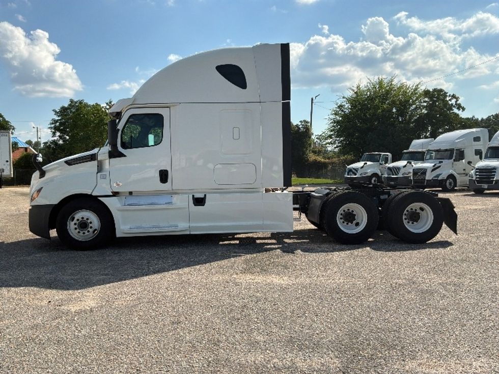 Sleeper Tractor-Heavy Duty Tractors-Freightliner-2020-T12664ST-Montgomery-AL-451,364\n\t\tmiles-$ 70,000 - Image 3