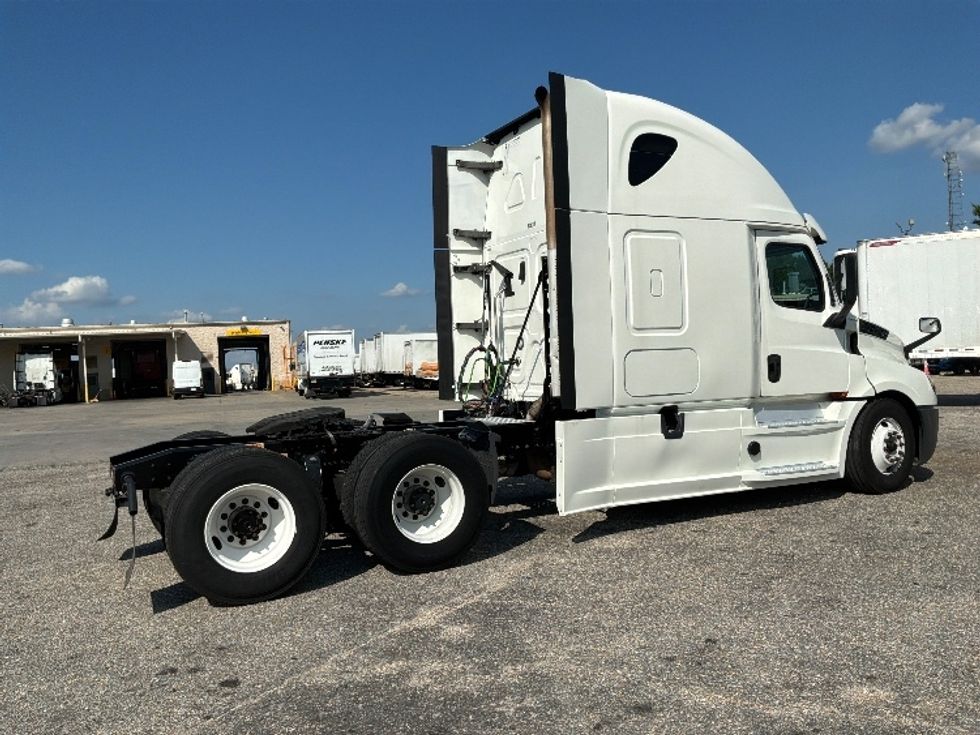 Sleeper Tractor-Heavy Duty Tractors-Freightliner-2020-T12664ST-Montgomery-AL-451,364\n\t\tmiles-$ 70,000 - Image 6
