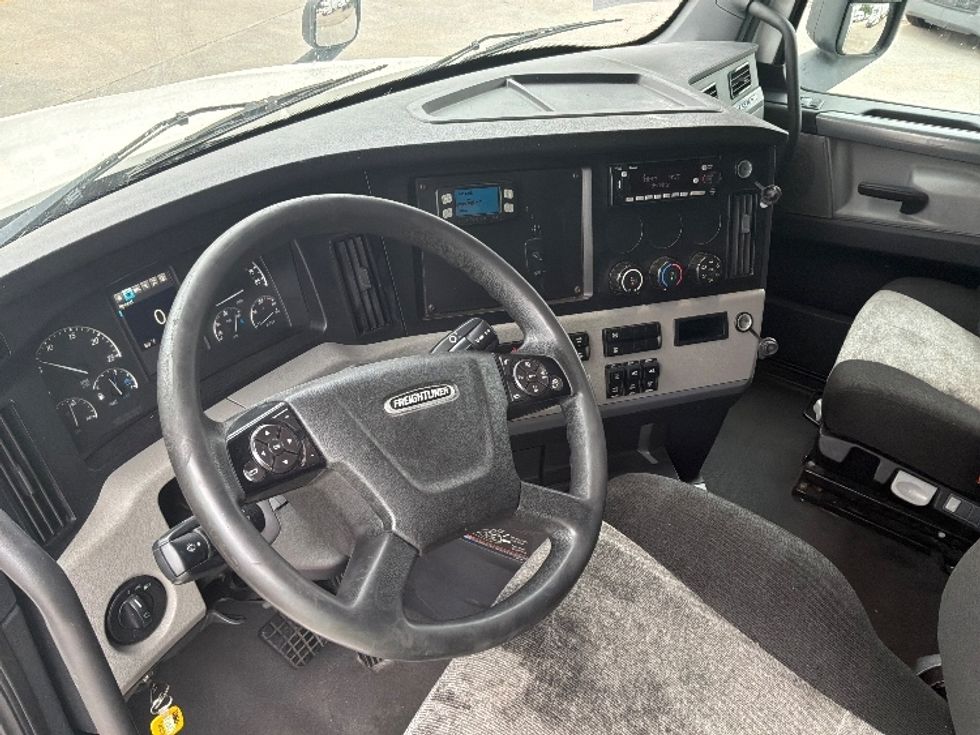 Sleeper Tractor-Heavy Duty Tractors-Freightliner-2020-T12664ST-Montgomery-AL-454,865\n\t\tmiles-$ 71,750 - Image 10