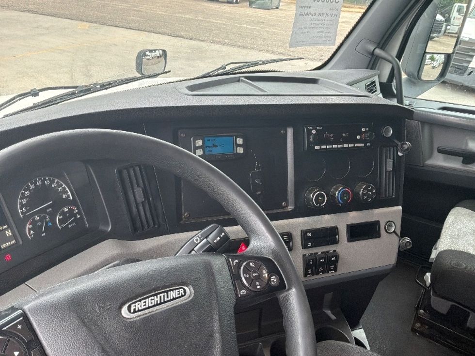 Sleeper Tractor-Heavy Duty Tractors-Freightliner-2020-T12664ST-Montgomery-AL-454,865\n\t\tmiles-$ 71,750 - Image 11