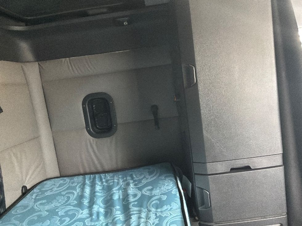 Sleeper Tractor-Heavy Duty Tractors-Freightliner-2020-T12664ST-Montgomery-AL-454,865\n\t\tmiles-$ 71,750 - Image 19