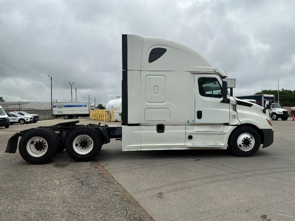 Sleeper Tractor-Heavy Duty Tractors-Freightliner-2020-T12664ST-Montgomery-AL-454,865\n\t\tmiles-$ 71,750 - Image 8