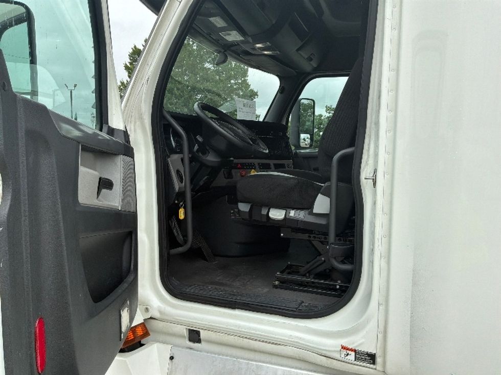 Sleeper Tractor-Heavy Duty Tractors-Freightliner-2020-T12664ST-Montgomery-AL-454,865\n\t\tmiles-$ 71,750 - Image 9