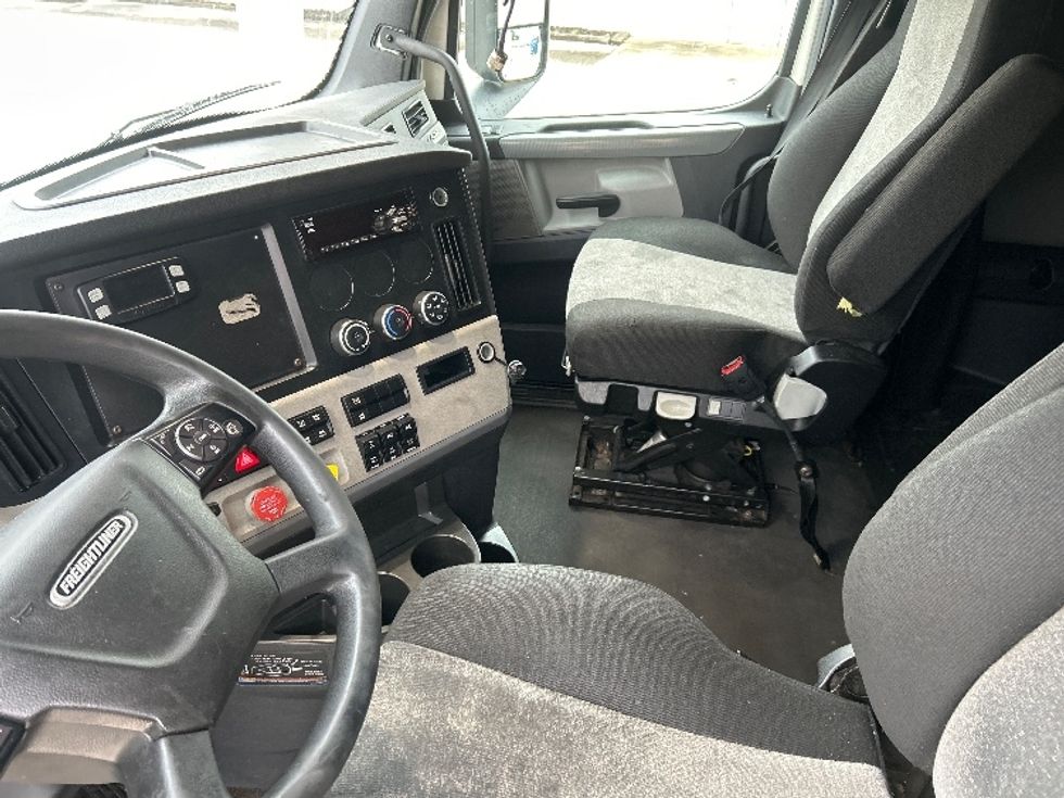 Sleeper Tractor-Heavy Duty Tractors-Freightliner-2020-T12664ST-Montgomery-AL-455,046\n\t\tmiles-$ 71,750 - Image 10