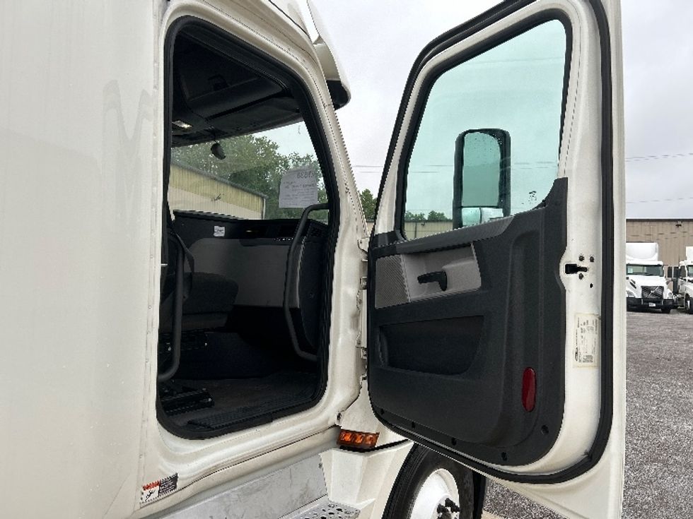 Sleeper Tractor-Heavy Duty Tractors-Freightliner-2020-T12664ST-Montgomery-AL-455,046\n\t\tmiles-$ 71,750 - Image 13
