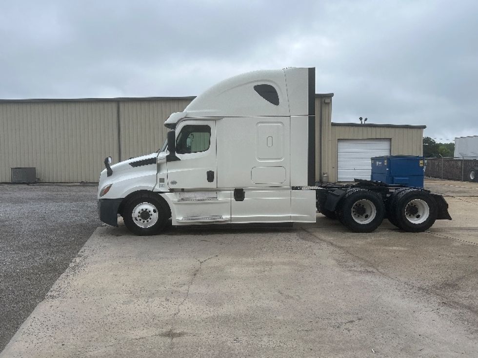 Sleeper Tractor-Heavy Duty Tractors-Freightliner-2020-T12664ST-Montgomery-AL-455,046\n\t\tmiles-$ 71,750 - Image 4
