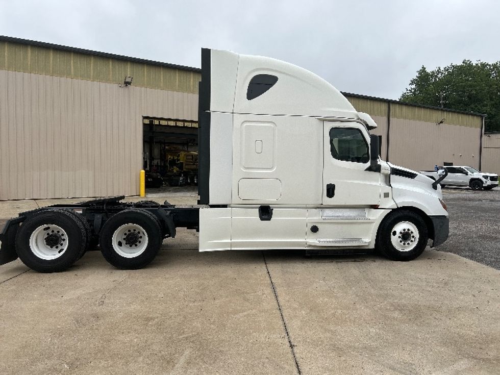Sleeper Tractor-Heavy Duty Tractors-Freightliner-2020-T12664ST-Montgomery-AL-455,046\n\t\tmiles-$ 71,750 - Image 8