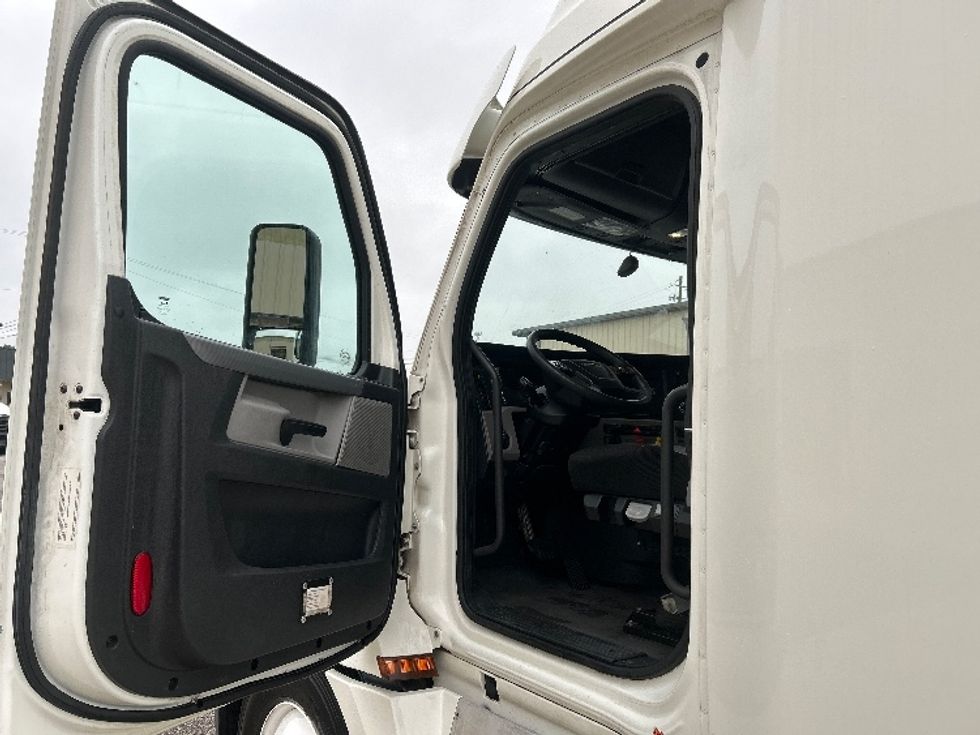 Sleeper Tractor-Heavy Duty Tractors-Freightliner-2020-T12664ST-Montgomery-AL-455,046\n\t\tmiles-$ 71,750 - Image 9
