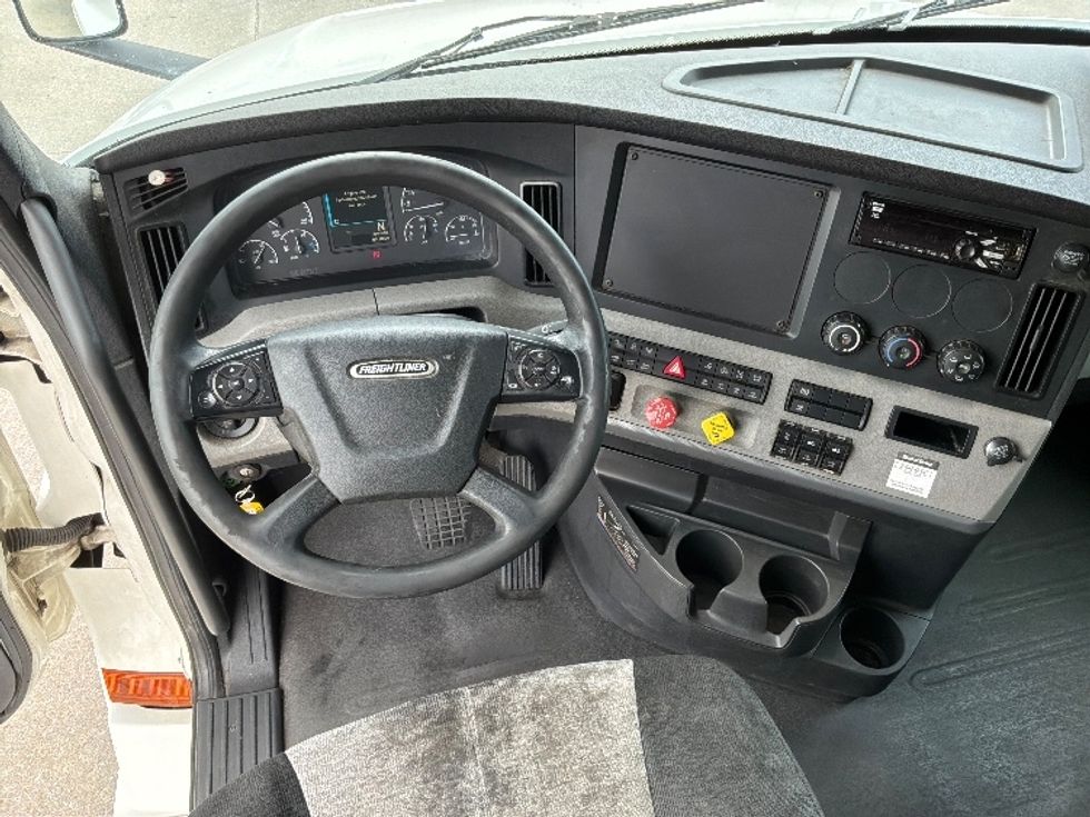 Sleeper Tractor-Heavy Duty Tractors-Freightliner-2020-T12664ST-Montgomery-AL-472,343\n\t\tmiles-$ 62,750 - Image 10