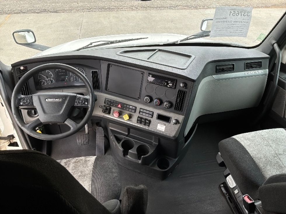 Sleeper Tractor-Heavy Duty Tractors-Freightliner-2020-T12664ST-Montgomery-AL-472,343\n\t\tmiles-$ 62,750 - Image 12