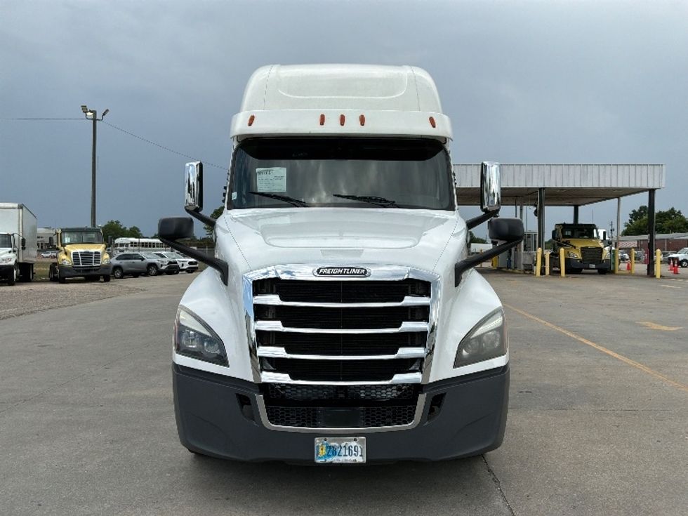 Sleeper Tractor-Heavy Duty Tractors-Freightliner-2020-T12664ST-Montgomery-AL-472,343\n\t\tmiles-$ 62,750 - Image 2