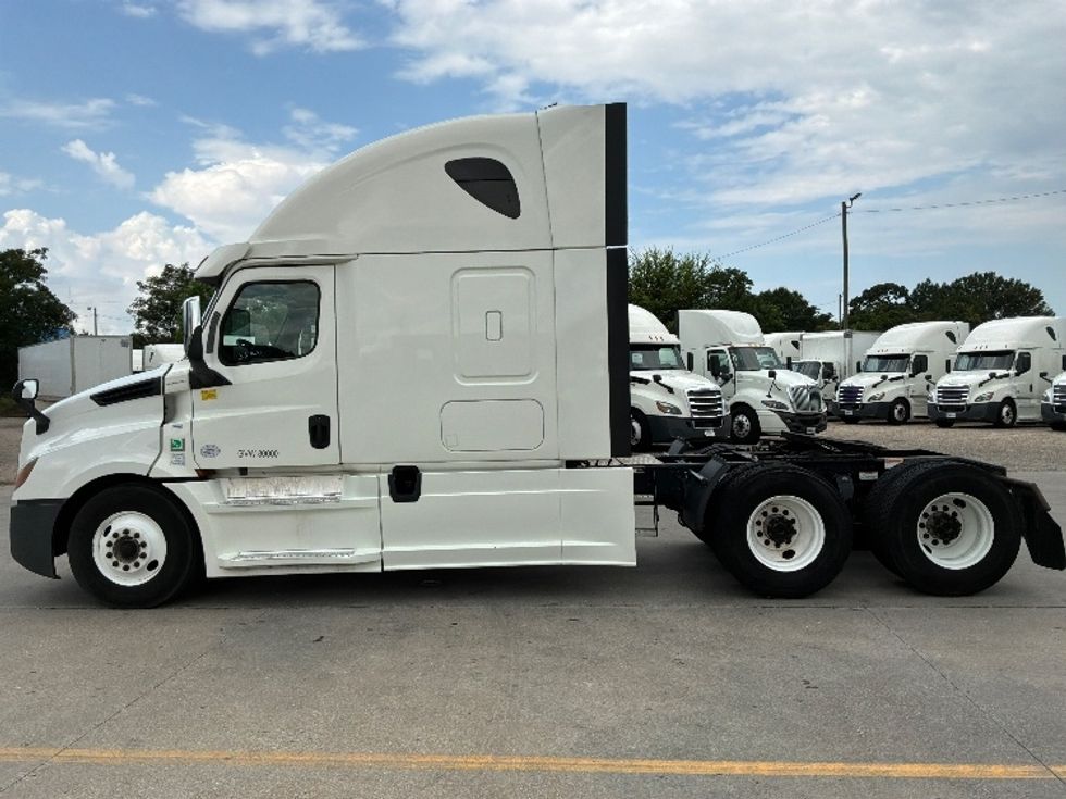 Sleeper Tractor-Heavy Duty Tractors-Freightliner-2020-T12664ST-Montgomery-AL-472,343\n\t\tmiles-$ 62,750 - Image 4
