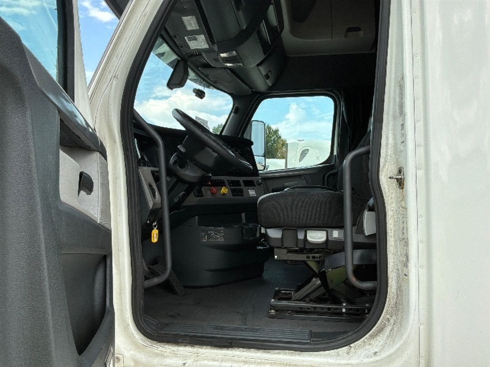 Sleeper Tractor-Heavy Duty Tractors-Freightliner-2020-T12664ST-Montgomery-AL-472,343\n\t\tmiles-$ 62,750 - Image 9