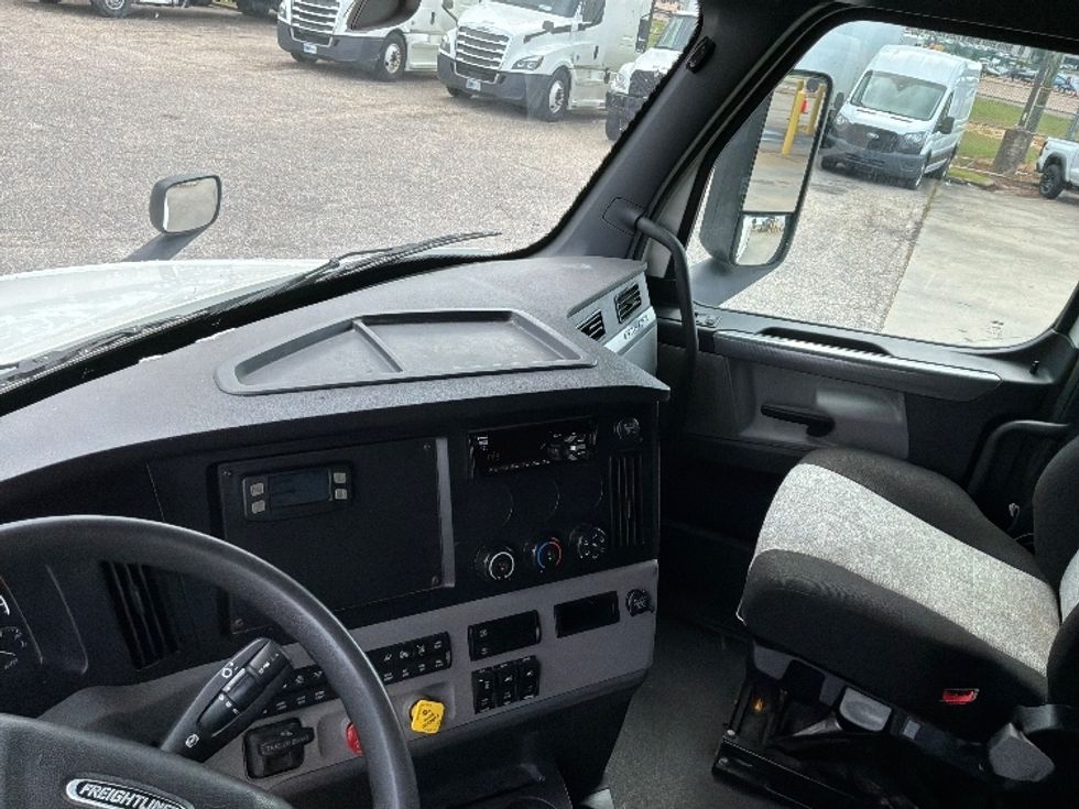 Sleeper Tractor-Heavy Duty Tractors-Freightliner-2020-T12664ST-Montgomery-AL-482,051\n\t\tmiles-$ 70,000 - Image 12