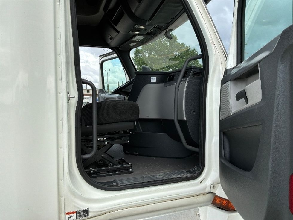 Sleeper Tractor-Heavy Duty Tractors-Freightliner-2020-T12664ST-Montgomery-AL-482,051\n\t\tmiles-$ 70,000 - Image 13