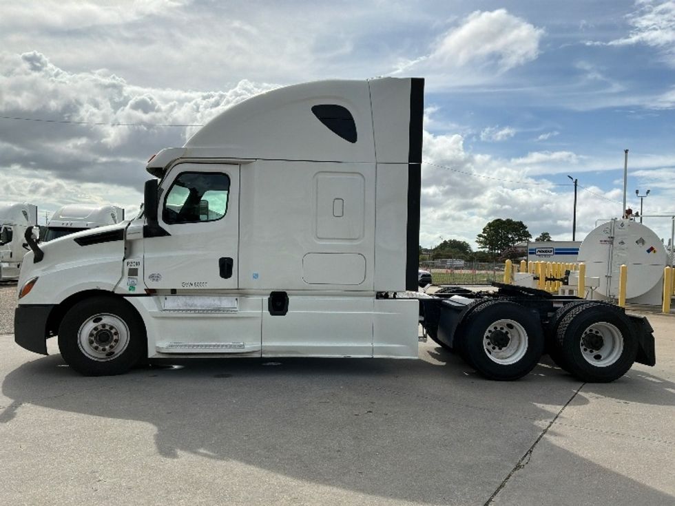 Sleeper Tractor-Heavy Duty Tractors-Freightliner-2020-T12664ST-Montgomery-AL-482,051\n\t\tmiles-$ 70,000 - Image 4