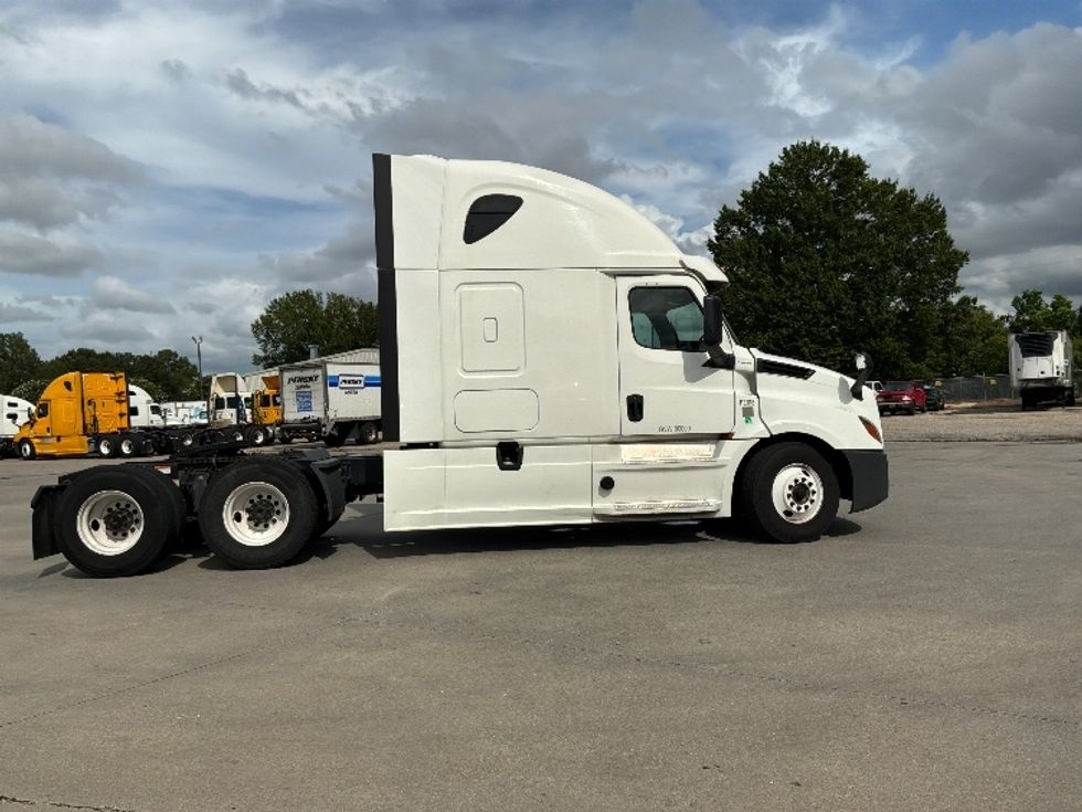 Sleeper Tractor-Heavy Duty Tractors-Freightliner-2020-T12664ST-Montgomery-AL-482,051\n\t\tmiles-$ 70,000 - Image 8