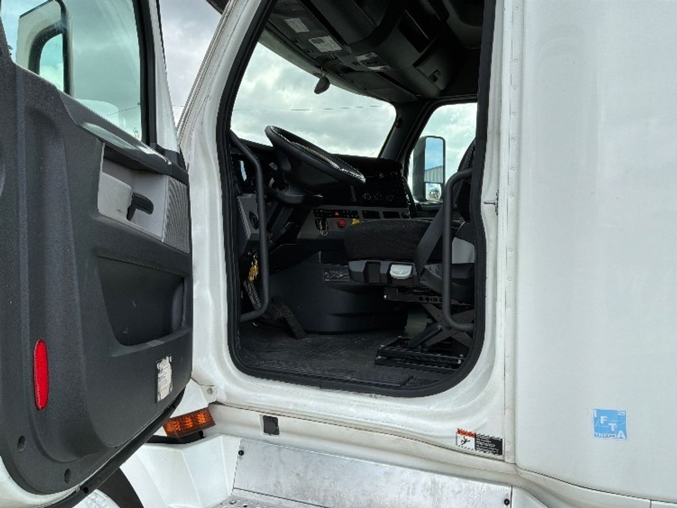 Sleeper Tractor-Heavy Duty Tractors-Freightliner-2020-T12664ST-Montgomery-AL-482,051\n\t\tmiles-$ 70,000 - Image 9