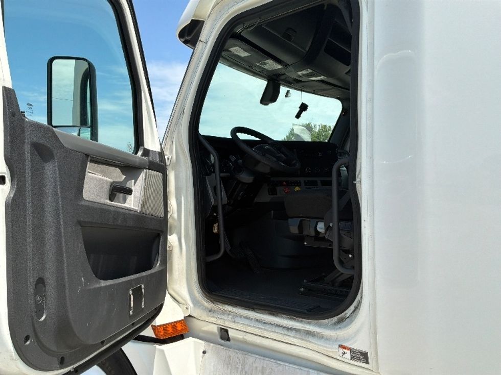 Sleeper Tractor-Heavy Duty Tractors-Freightliner-2020-T12664ST-Montgomery-AL-496,404\n\t\tmiles-$ 67,250 - Image 9