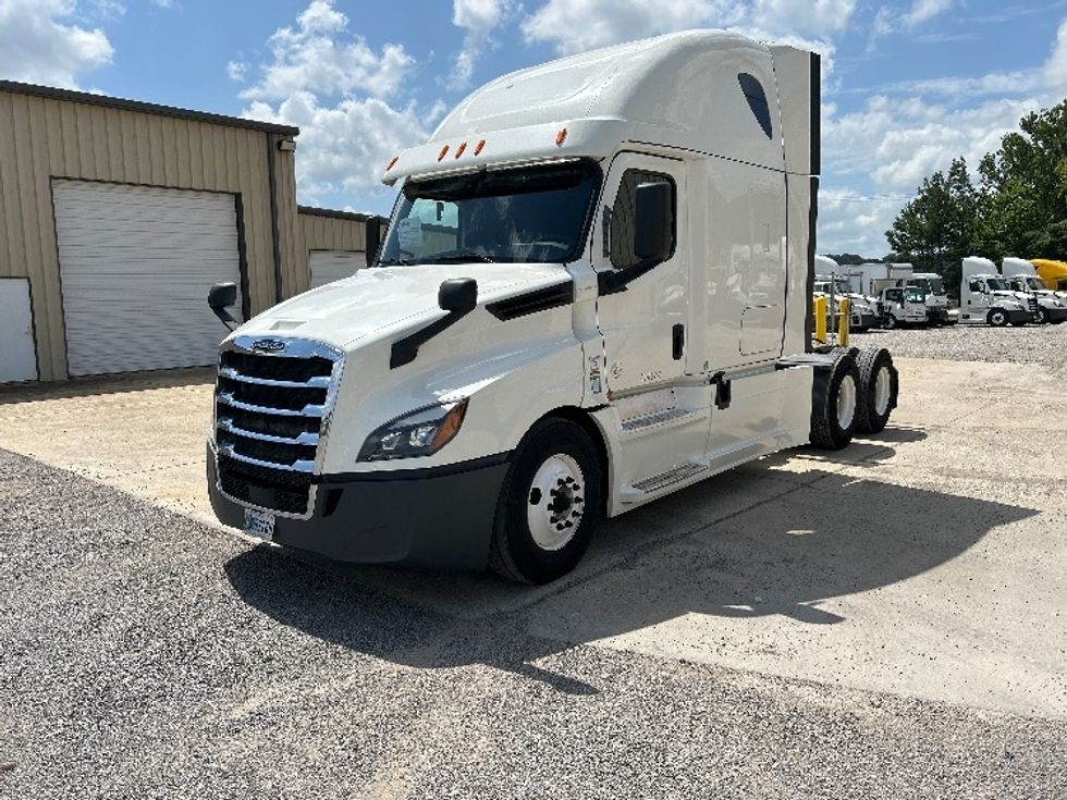 Sleeper Tractor-Heavy Duty Tractors-Freightliner-2020-T12664ST-Montgomery-AL-496,984\n\t\tmiles-$ 67,000 - Image 1