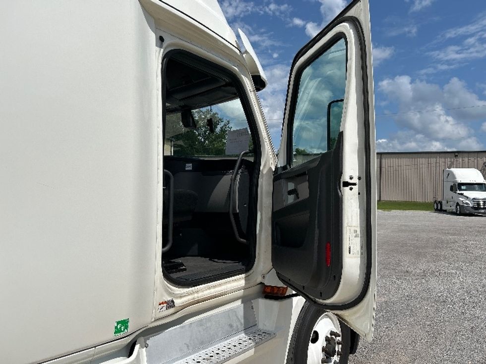 Sleeper Tractor-Heavy Duty Tractors-Freightliner-2020-T12664ST-Montgomery-AL-496,984\n\t\tmiles-$ 67,000 - Image 13