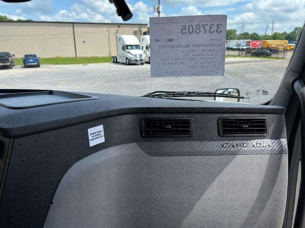 Sleeper Tractor-Heavy Duty Tractors-Freightliner-2020-T12664ST-Montgomery-AL-496,984\n\t\tmiles-$ 67,000 - Image 14