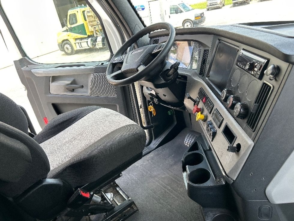 Sleeper Tractor-Heavy Duty Tractors-Freightliner-2020-T12664ST-Montgomery-AL-496,984\n\t\tmiles-$ 67,000 - Image 15