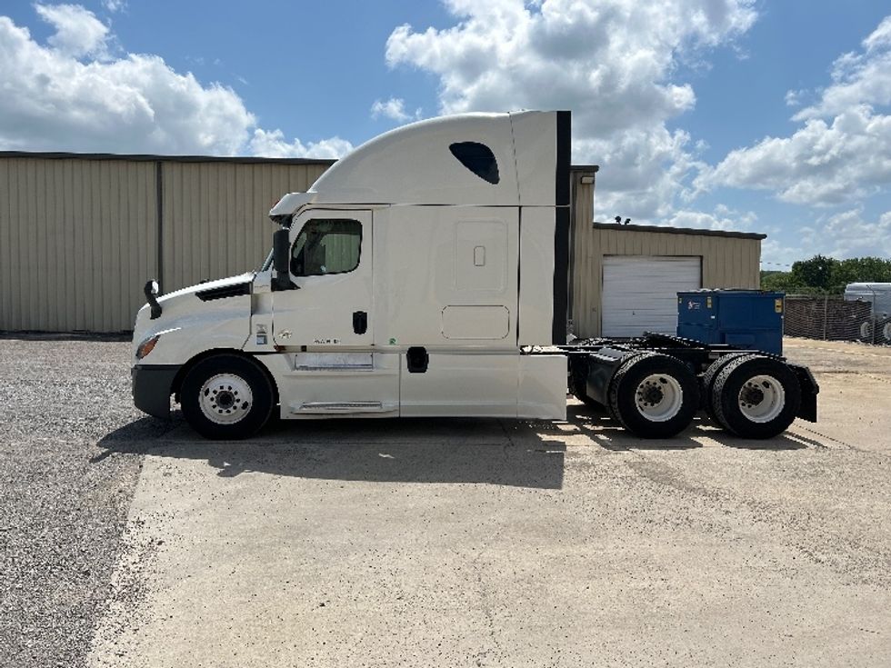 Sleeper Tractor-Heavy Duty Tractors-Freightliner-2020-T12664ST-Montgomery-AL-496,984\n\t\tmiles-$ 67,000 - Image 4