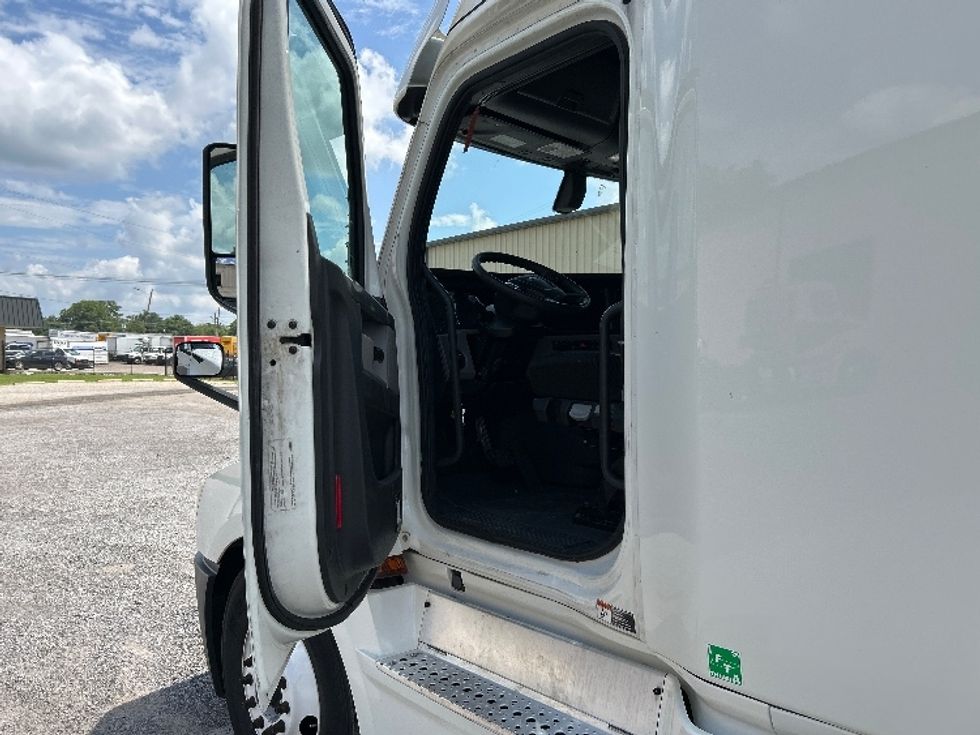 Sleeper Tractor-Heavy Duty Tractors-Freightliner-2020-T12664ST-Montgomery-AL-496,984\n\t\tmiles-$ 67,000 - Image 9