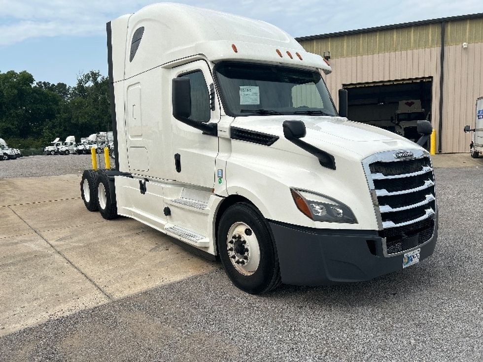 Sleeper Tractor-Heavy Duty Tractors-Freightliner-2020-T12664ST-Montgomery-AL-506,481\n\t\tmiles-$ 61,500 - Image 1