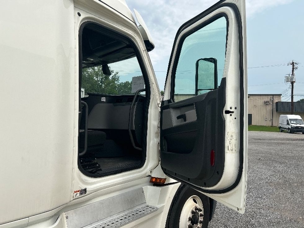 Sleeper Tractor-Heavy Duty Tractors-Freightliner-2020-T12664ST-Montgomery-AL-506,481\n\t\tmiles-$ 61,500 - Image 12