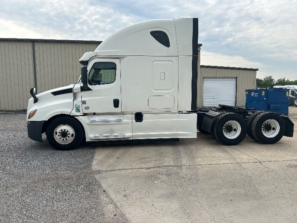 Sleeper Tractor-Heavy Duty Tractors-Freightliner-2020-T12664ST-Montgomery-AL-506,481\n\t\tmiles-$ 61,500 - Image 4