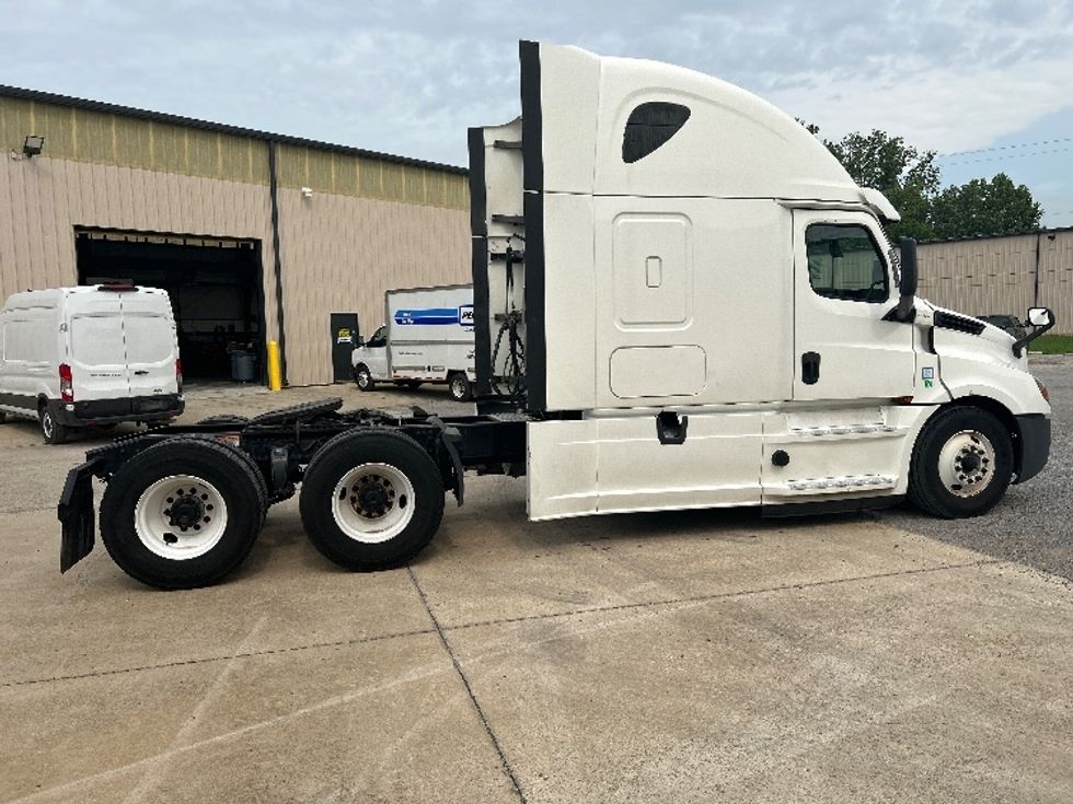 Sleeper Tractor-Heavy Duty Tractors-Freightliner-2020-T12664ST-Montgomery-AL-506,481\n\t\tmiles-$ 61,500 - Image 7