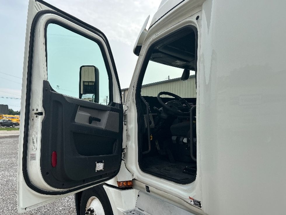 Sleeper Tractor-Heavy Duty Tractors-Freightliner-2020-T12664ST-Montgomery-AL-506,481\n\t\tmiles-$ 61,500 - Image 8