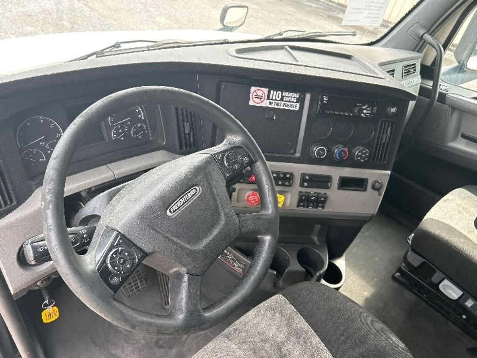 Sleeper Tractor-Heavy Duty Tractors-Freightliner-2020-T12664ST-Montgomery-AL-506,481\n\t\tmiles-$ 61,500 - Image 9