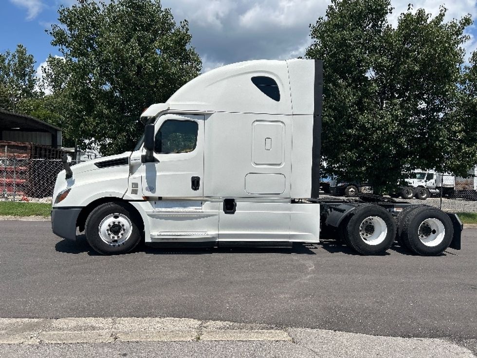 Sleeper Tractor-Heavy Duty Tractors-Freightliner-2020-T12664ST-Montgomery-AL-510,908\n\t\tmiles-$ 68,750 - Image 4