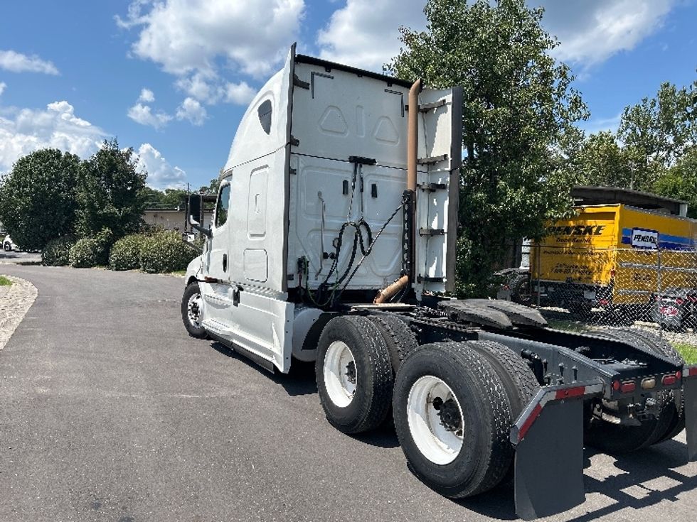Sleeper Tractor-Heavy Duty Tractors-Freightliner-2020-T12664ST-Montgomery-AL-510,908\n\t\tmiles-$ 68,750 - Image 5