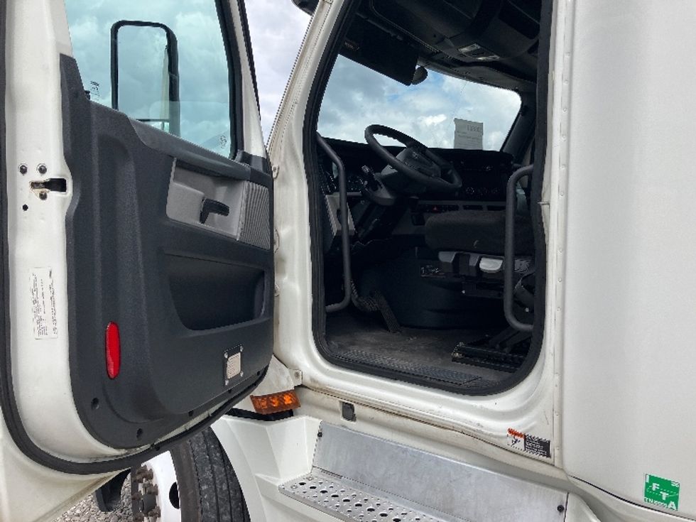 Sleeper Tractor-Heavy Duty Tractors-Freightliner-2020-T12664ST-Montgomery-AL-510,908\n\t\tmiles-$ 68,750 - Image 9