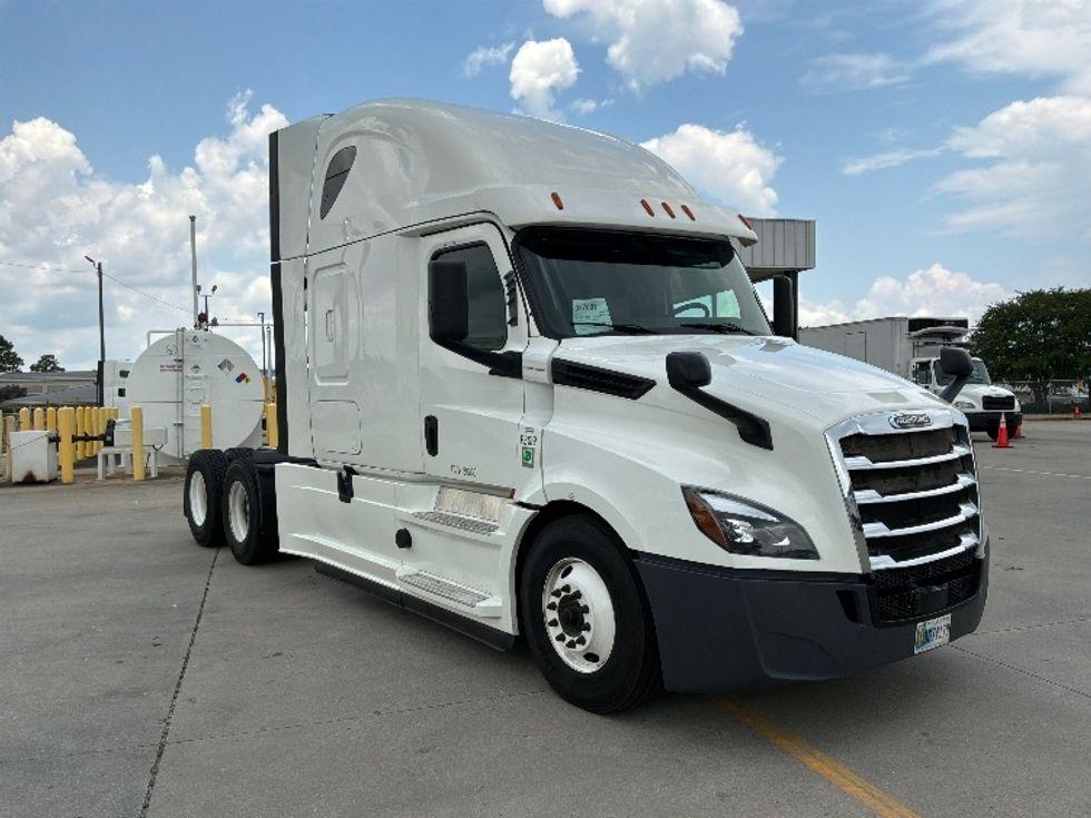 Sleeper Tractor-Heavy Duty Tractors-Freightliner-2020-T12664ST-Montgomery-AL-511,832\n\t\tmiles-$ 60,000 - Image 1