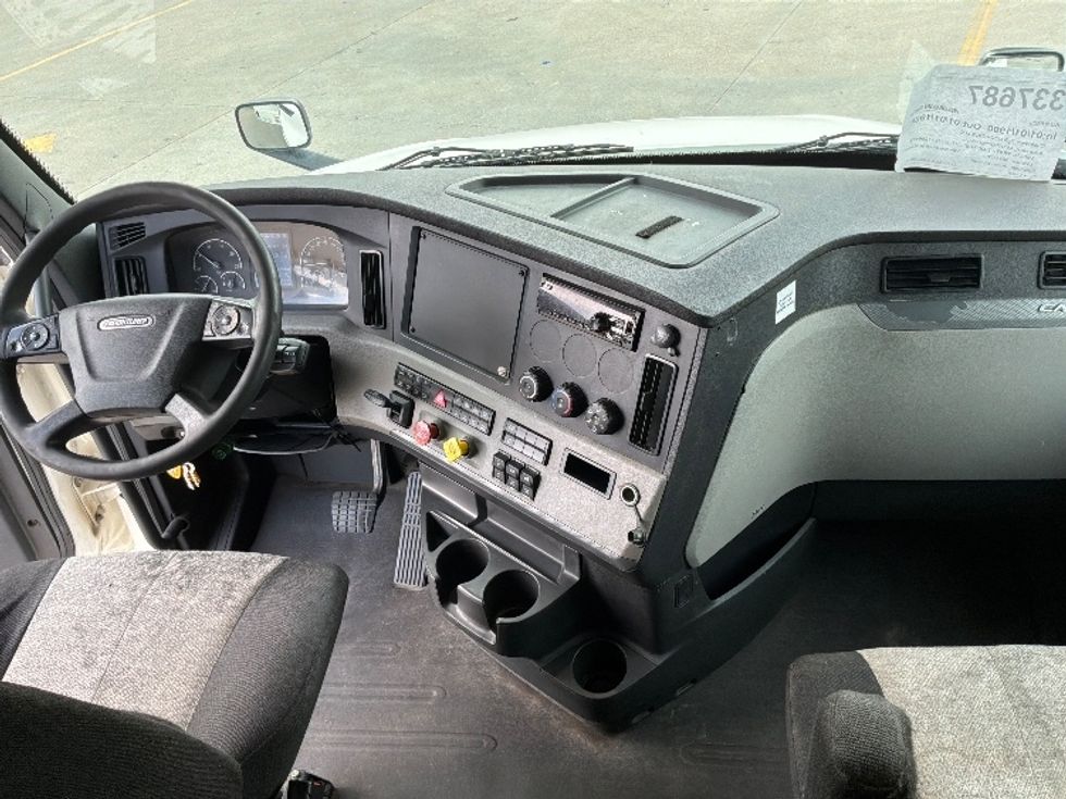 Sleeper Tractor-Heavy Duty Tractors-Freightliner-2020-T12664ST-Montgomery-AL-511,832\n\t\tmiles-$ 60,000 - Image 12