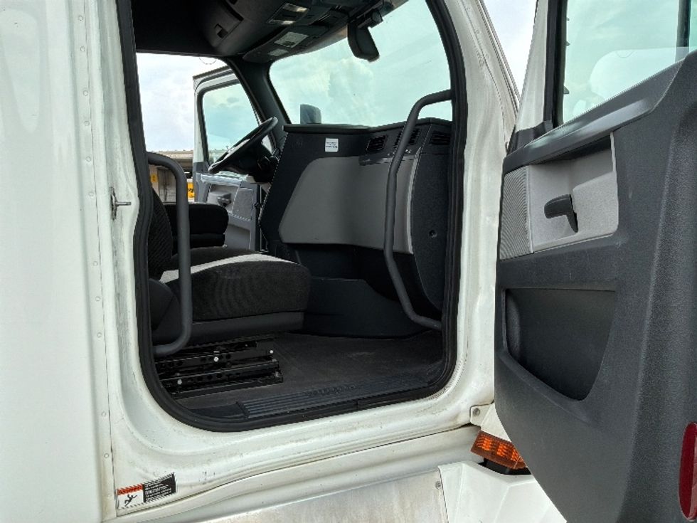 Sleeper Tractor-Heavy Duty Tractors-Freightliner-2020-T12664ST-Montgomery-AL-511,832\n\t\tmiles-$ 60,000 - Image 13