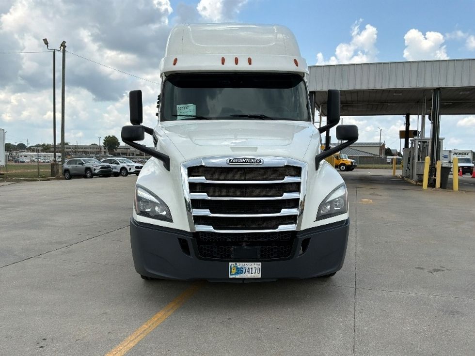 Sleeper Tractor-Heavy Duty Tractors-Freightliner-2020-T12664ST-Montgomery-AL-511,832\n\t\tmiles-$ 60,000 - Image 2