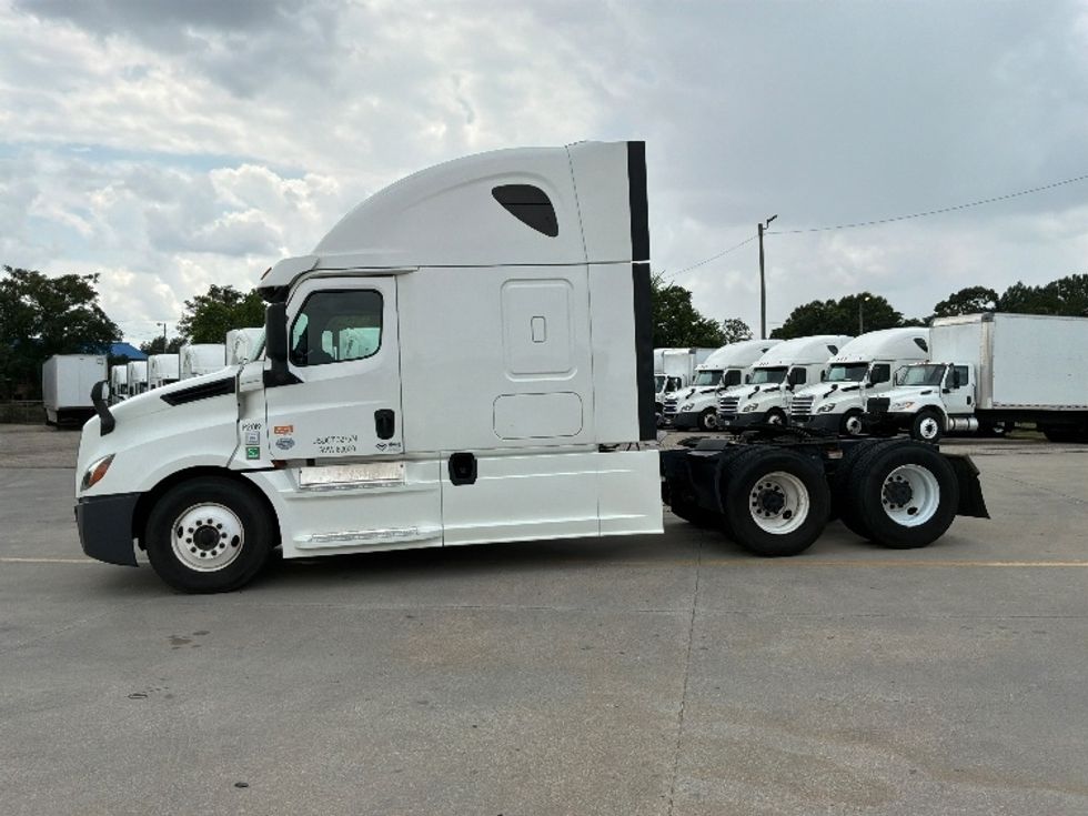 Sleeper Tractor-Heavy Duty Tractors-Freightliner-2020-T12664ST-Montgomery-AL-511,832\n\t\tmiles-$ 60,000 - Image 4