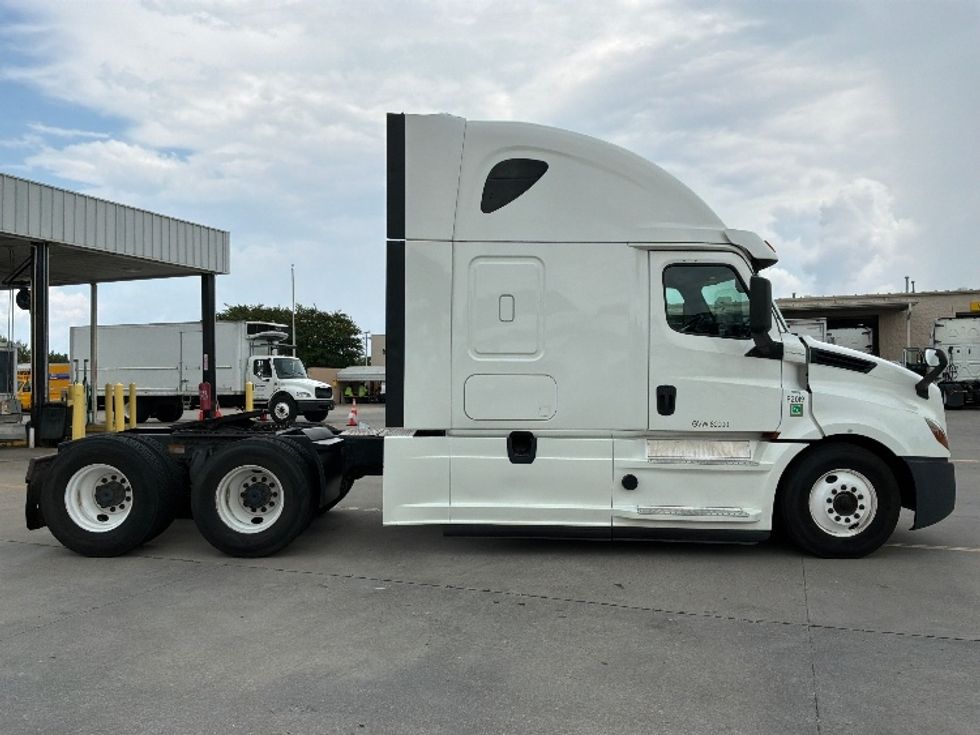 Sleeper Tractor-Heavy Duty Tractors-Freightliner-2020-T12664ST-Montgomery-AL-511,832\n\t\tmiles-$ 60,000 - Image 8