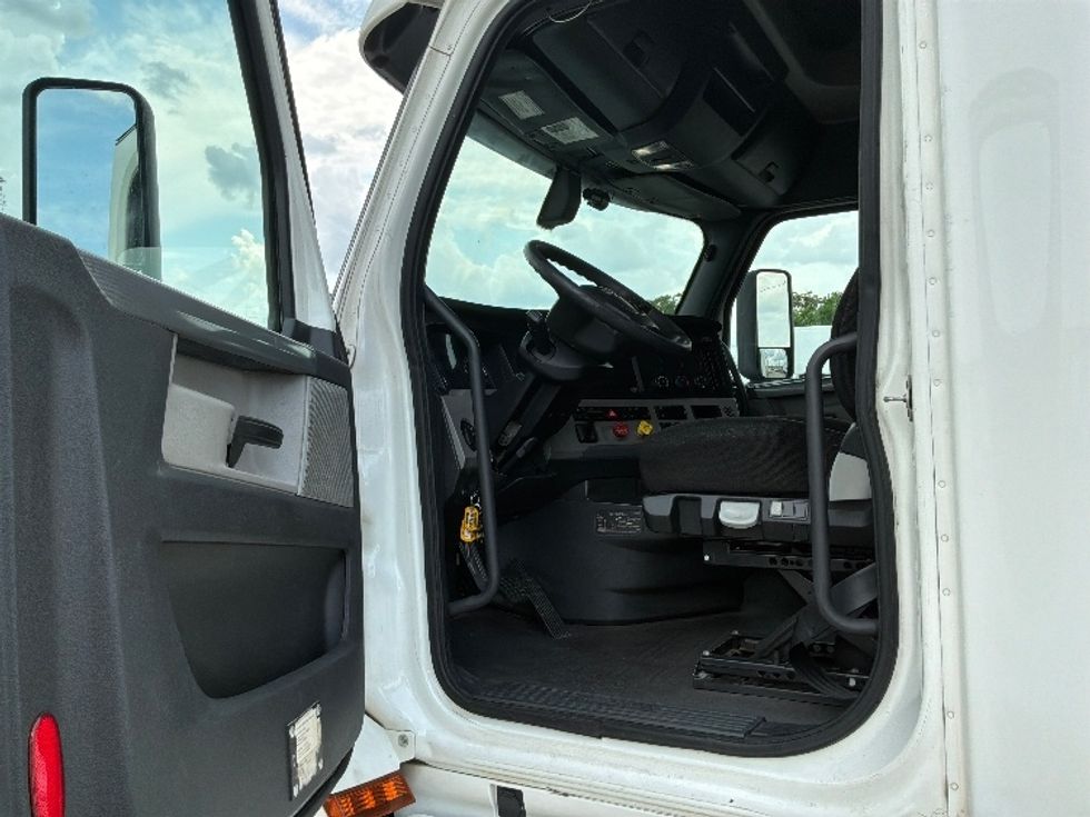 Sleeper Tractor-Heavy Duty Tractors-Freightliner-2020-T12664ST-Montgomery-AL-511,832\n\t\tmiles-$ 60,000 - Image 9